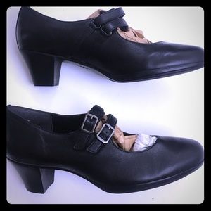 MUNRO 10WW RETRO STYLE MARY JANES BNWOB